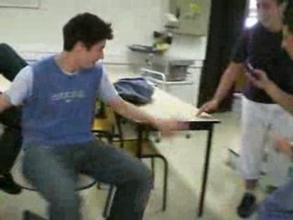 totof sur un siège en cours de physique