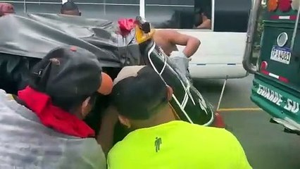 Mototaxista impacta contra bus en Cortés