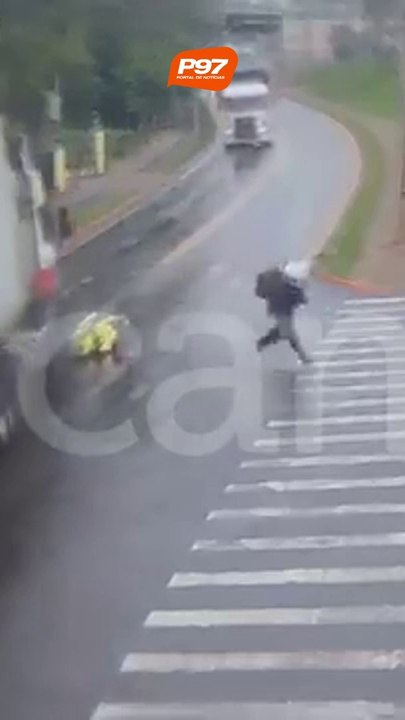 Motoboy pula de moto e escapa de ser arrastado por caminhão no PR