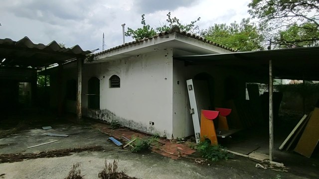 MUITA COISA FOI DEIXADA PRA TRÁS NESTA CASA ABANDONADA - ISOLADO NUM CANTO, FICAVA ALGO INUSITADO
