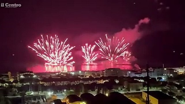 Lo spettacolo dei fuochi d'artificio, a Roseto direttamente sul mare e in spiaggia