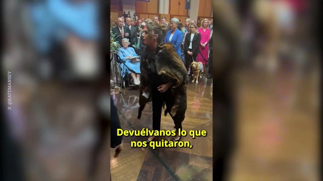 El rey Carlos III fue increpado por una senadora en Australia