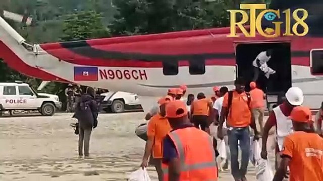 Yon delegasyon ministè afè sosyal distribiye kit alimantè ak matla bay migran Ayisyen yo nan Beladè.