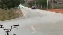 Veja o momento em que motociclista perde a vida em colisão frontal com carro na contramão