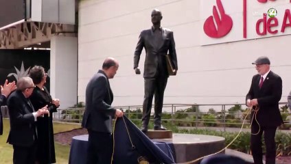 Develan escultura de Raúl Padilla López, un constructor de sueños