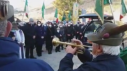 Il saluto degli alpini a Franco Marini