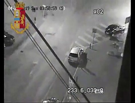 Ecco il ladro che non riconosce l'auto della polizia