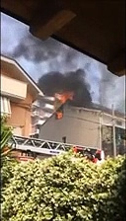 Paura nel sottotetto avvolto dalle fiamme