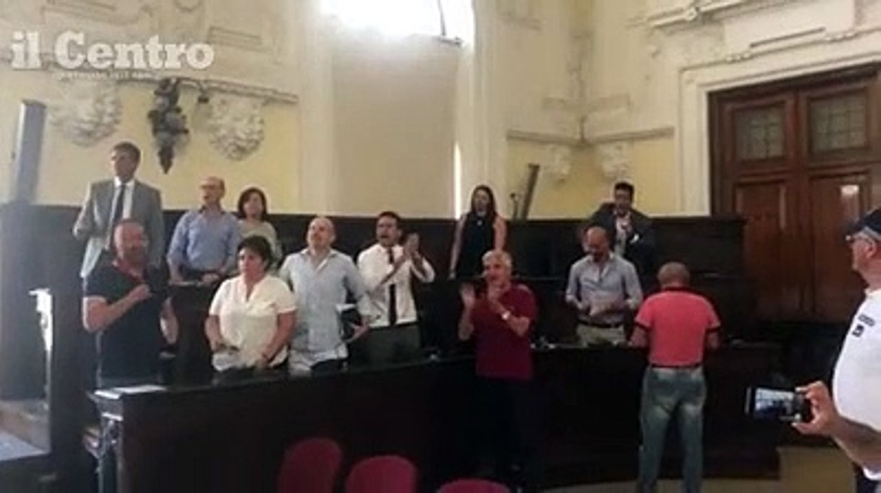 Caos in Comune a Chieti, in Consiglio l'opposizione grida: "Vergogna!"
