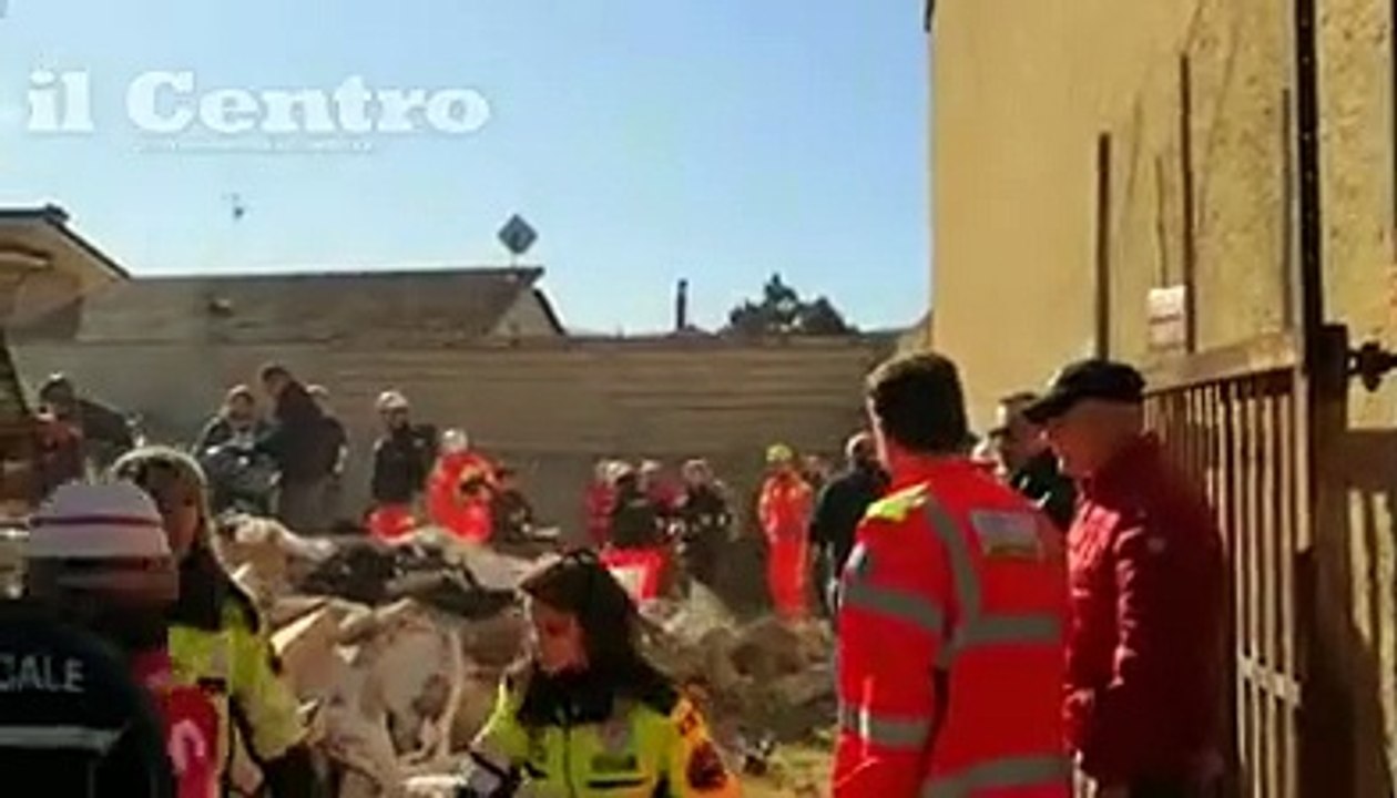 Scenario da guerra e lo strazio dopo l'esplosione della casa