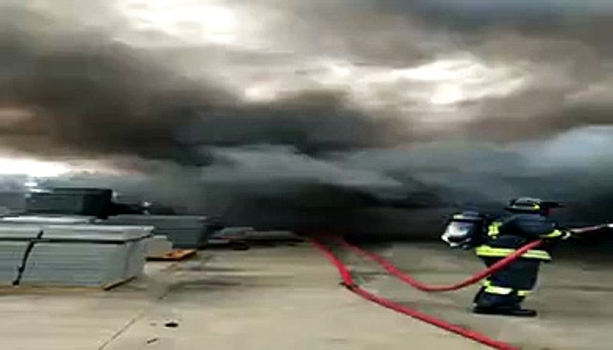 Incendio a Martinsicuro, fumo e fiamme sono impressionanti