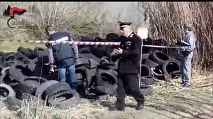 Montagne di pneumatici sul fiume Saline