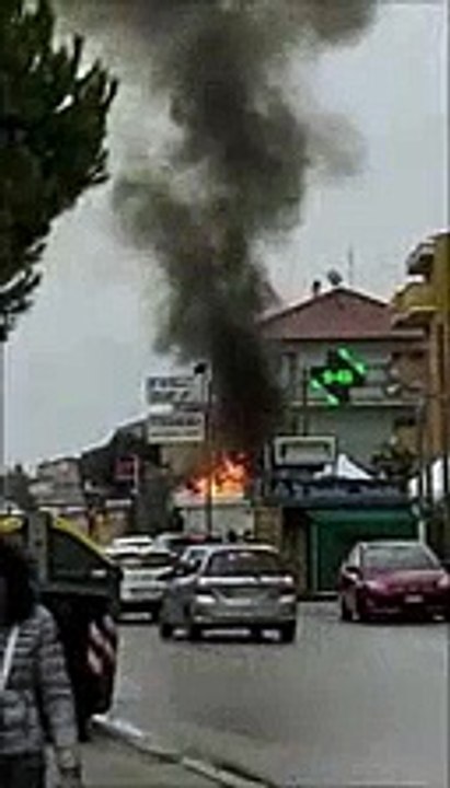 Fiamme al pub in via Verrotti, la colonna di fumo ? impressionante