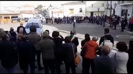 Tải video: Silenzio, lacrime e dolore ai funerali del piccolo Kilian