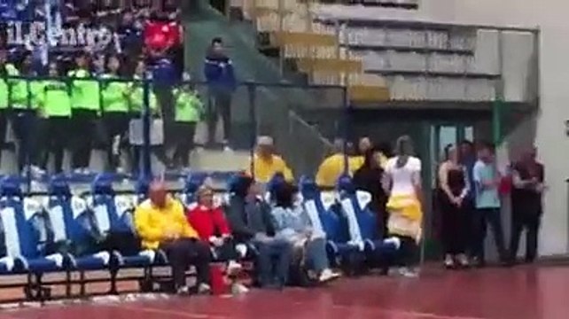 Cerimonia al Torneo Spiagge d'Abruzzo Cup, tutti in piedi cantano l'inno di Mameli