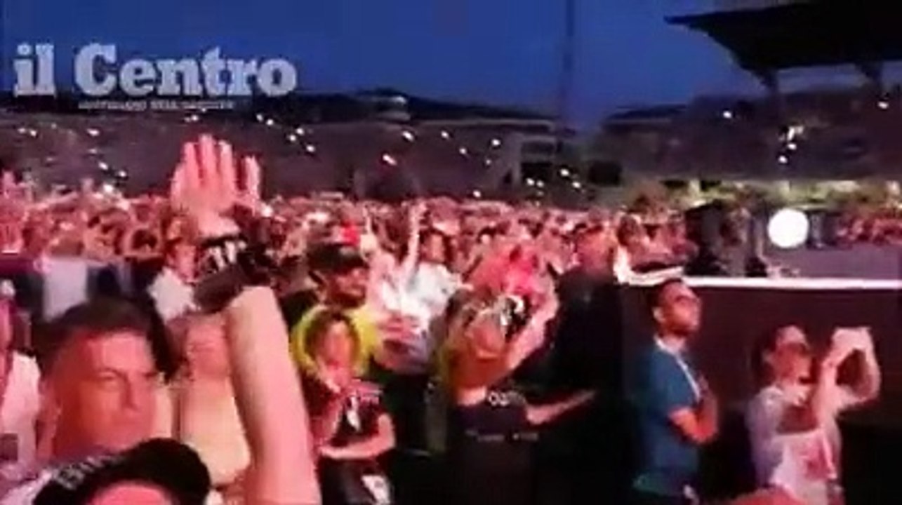 L'attesa allo stadio, l'abbraccio propiziatorio e sul palco salgono Laura e Biagio
