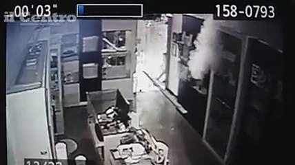 I ladri spaccano tutto, ma quando si attiva l'allarme nebbiogeno...