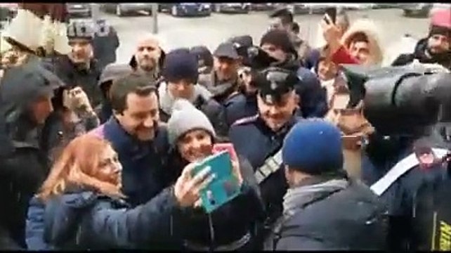 Salvini a Pescara: l'arrivo sotto la neve, Rigopiano e tanti bacioni a De Magistris e Saviano