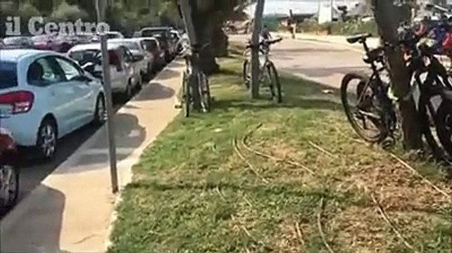 E la bici dove la metto? Sulle aiuole della riviera e fra i cassonetti stracolmi e nauseabondi