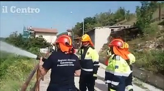 Pompieri e volontari in azione per spegnere un rogo