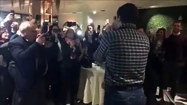 Salvini-cantante al ristorante intona Albachiara e Io vagabondo