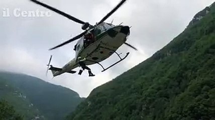 Corpo nel burrone, il recupero dei resti con l'elicottero