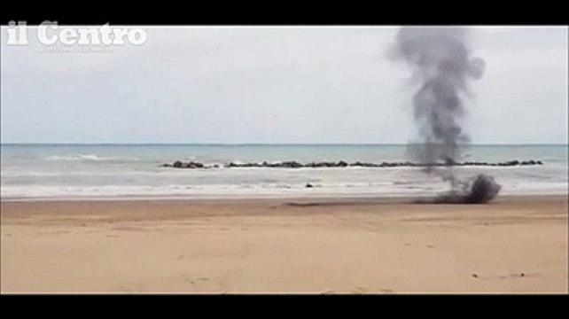 Strada sbarrata e traffico fermo, esplodono le bombe sulla spiaggia