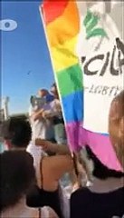 Coppia gay picchiata: l'Arci scende in piazza