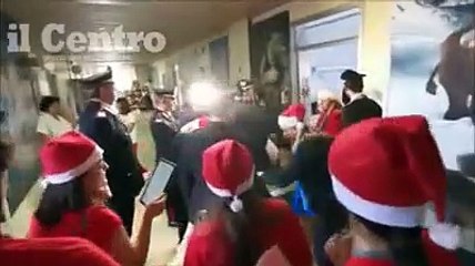 Regali, canti di Natale e un sorriso ai bambini ricoverati