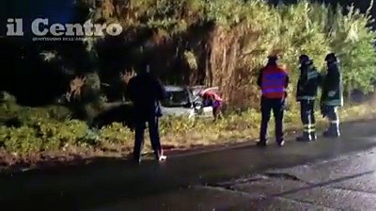 Bimbo di 3 anni muore nell'auto fuori strada