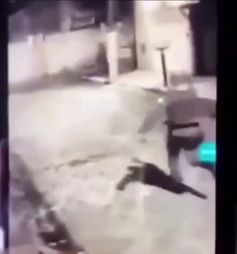 Homem foge de abordagem e acaba caindo de muro em cima de guarda em Praia Grande;VÍDEO