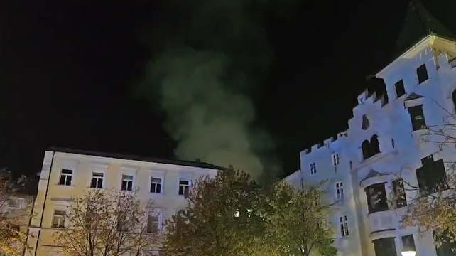Fiamme sotto i portici nel centro storico di Bressanone