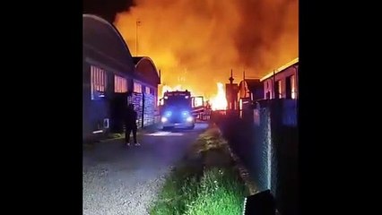 Incendio a Sansepolcro, a fuoco ditta di legnami