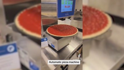 La comparación entre un pizzero y una máquina automática que divide a los amantes de la pizza