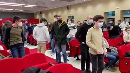 Costituzione Italiana e braccialetto rosso per le matricole dell'Unite