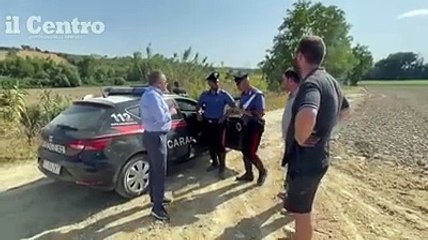 I rottami dell'aereo caduto sparsi sui campi, gli occupanti sono rimasti solo feriti