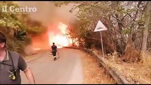 Lanciano, fuoco e fumo nero a ridosso delle case