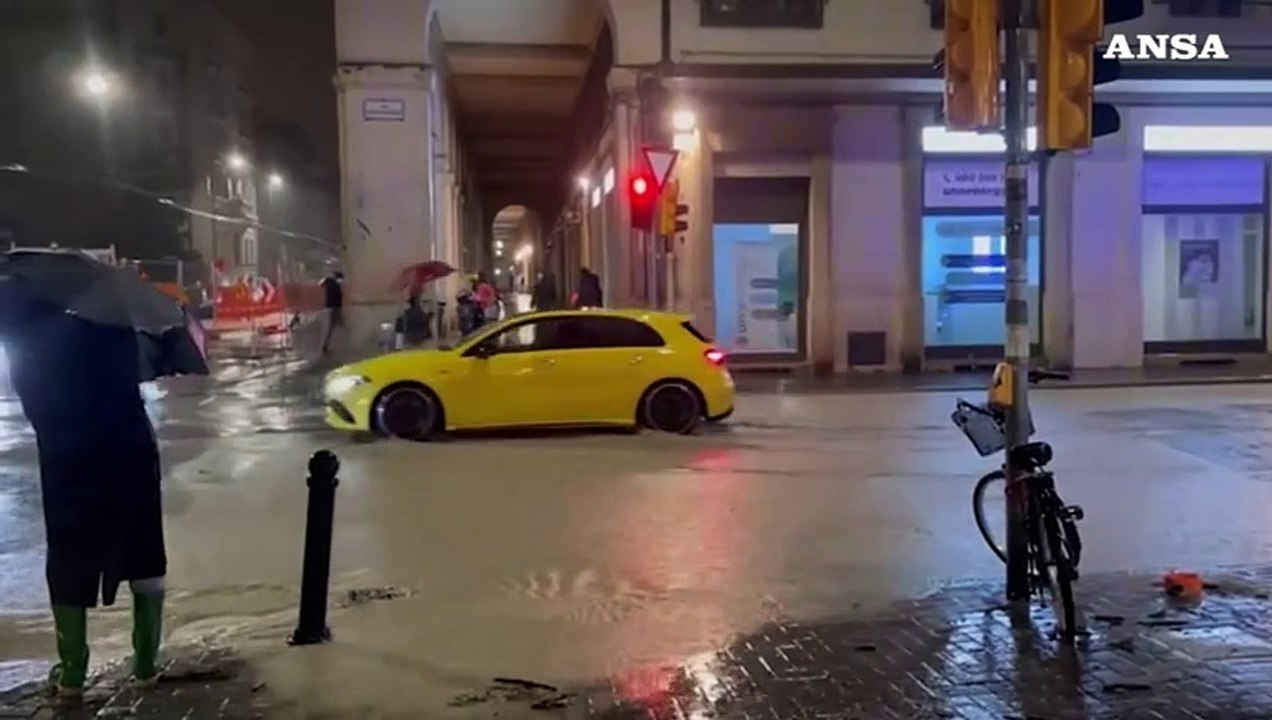 Maltempo, a Bologna esonda il torrente Ravone