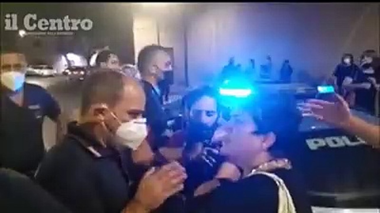 Urla, spintoni e insulti all'uscita della messa tra poliziotti e no vax