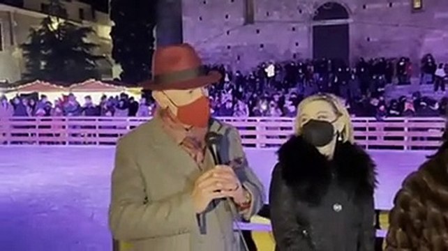 A Teramo si avvicina il Natale, in piazza si accendono le luci e si pattina sul ghiaccio