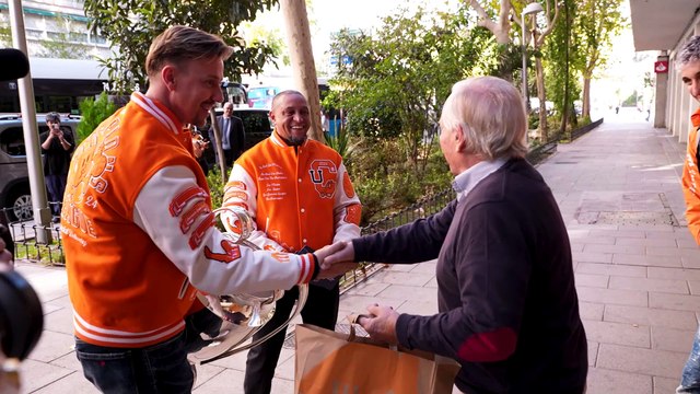 Roberto Carlos, Guti y Forlán entregan ‘La Orejona’ a dos veteranos aficionados