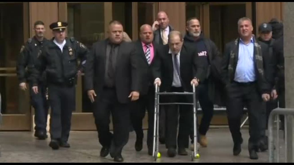 Video Harvey Weinstein in carcere in cura per leucemia mieloide cronica