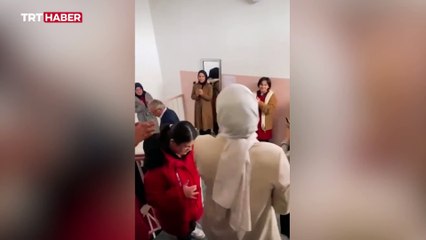 40 yıllık öğretmene, öğrencileri alkışlarla veda etti