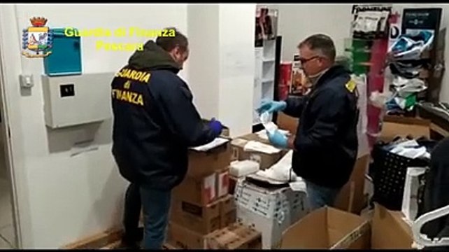La Finanza sequestra una montagna di mascherine nel magazzino della farmacia