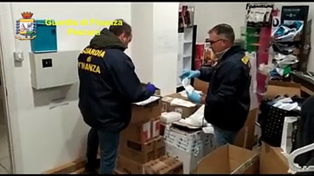 La Finanza sequestra una montagna di mascherine nel magazzino della farmacia