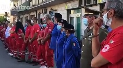 Campane, sirene a applausi: lo struggente addio al volontario della Croce Rossa