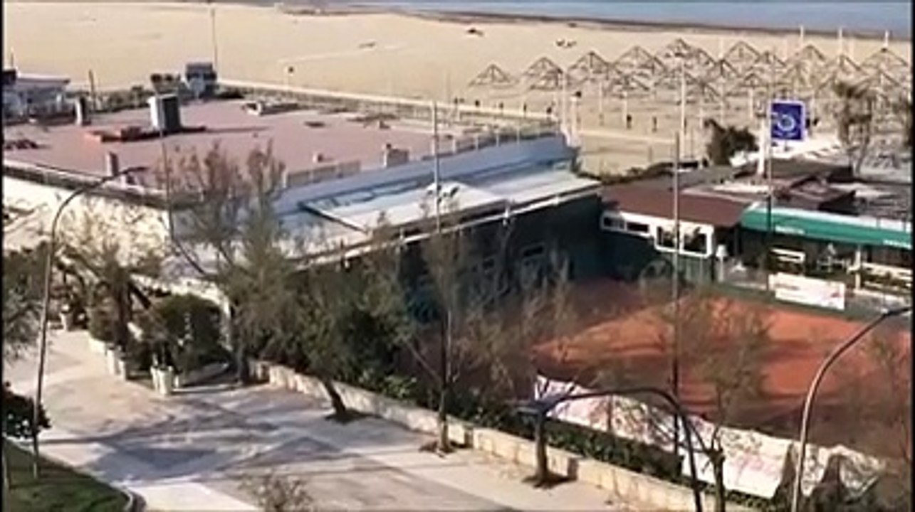 Jogger in spiaggia, un altro inseguimento sul lungomare
