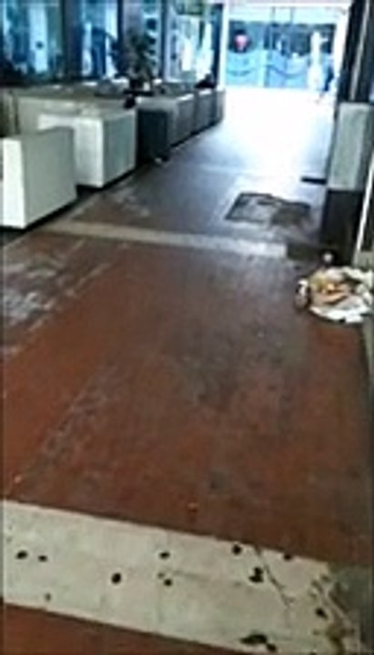 Via Carducci, sotto i portici nella "terra di nessuno"