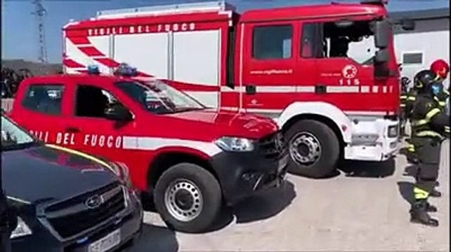 Dopo le sirene, i fiori e gli applausi: l'abbraccio virtuale tra vigili, polizia e personale sanitario