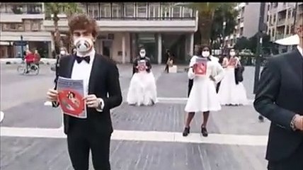 Dimenticati dal governo: bende nere sui volti degli sposini